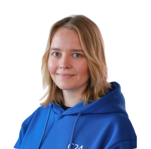 Eine lächelnde junge Frau mit blonden Haaren.